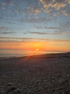 During spring, the sun sets with flying colors on the sea.